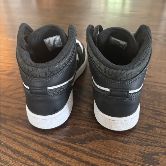 Nike - Jordan 1 Mid SE - Big Kids - Panda Elephant - Picture 5 of 9